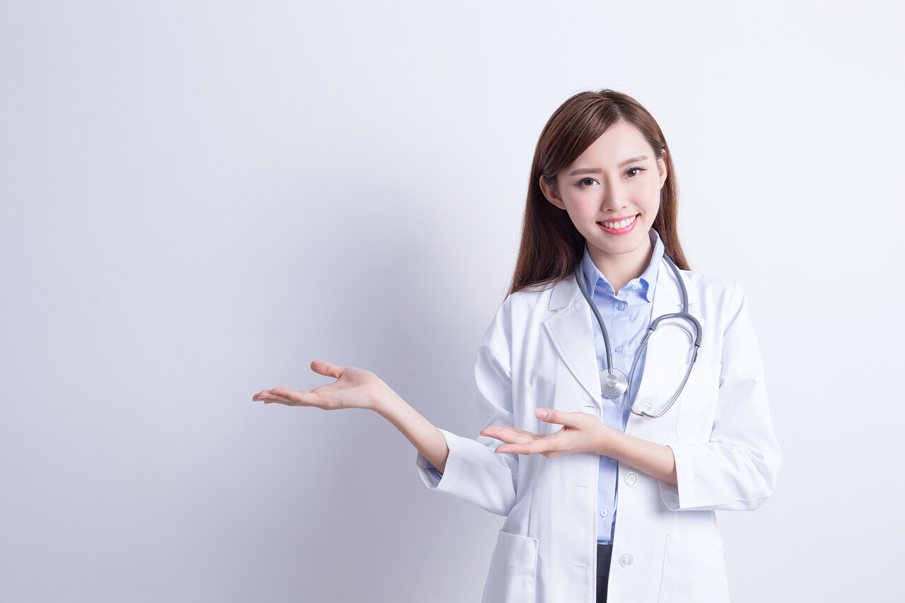 白色背景下微笑的亚洲女士医生特写亚洲医生