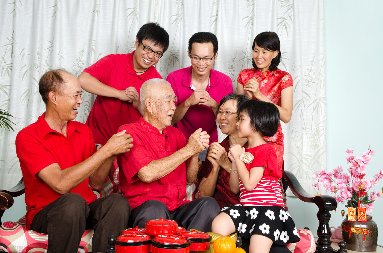 亚洲三代家庭庆祝中国新年幸福一家人幸福家庭幸福的人新年习俗拜年除夕