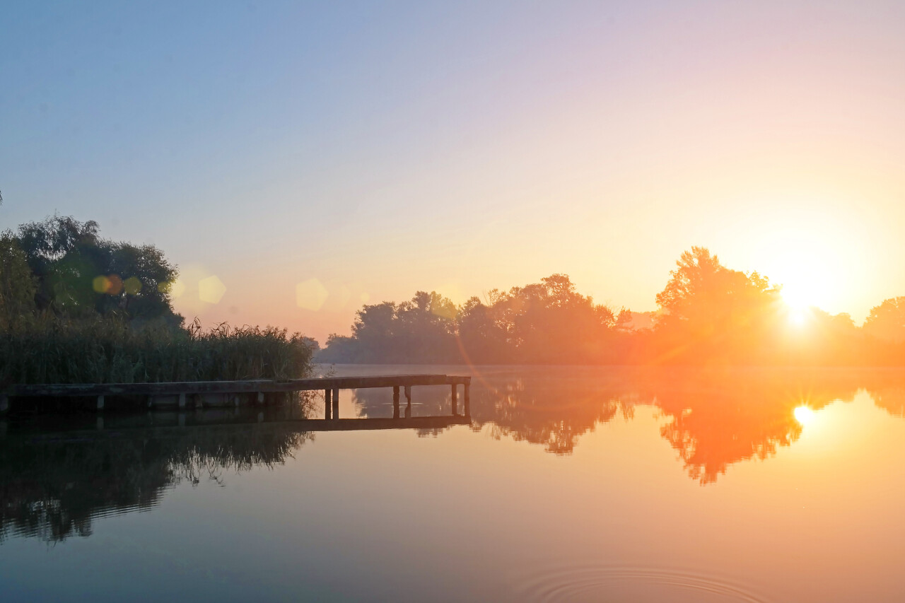 多瑙河上初秋的美丽黎明风景