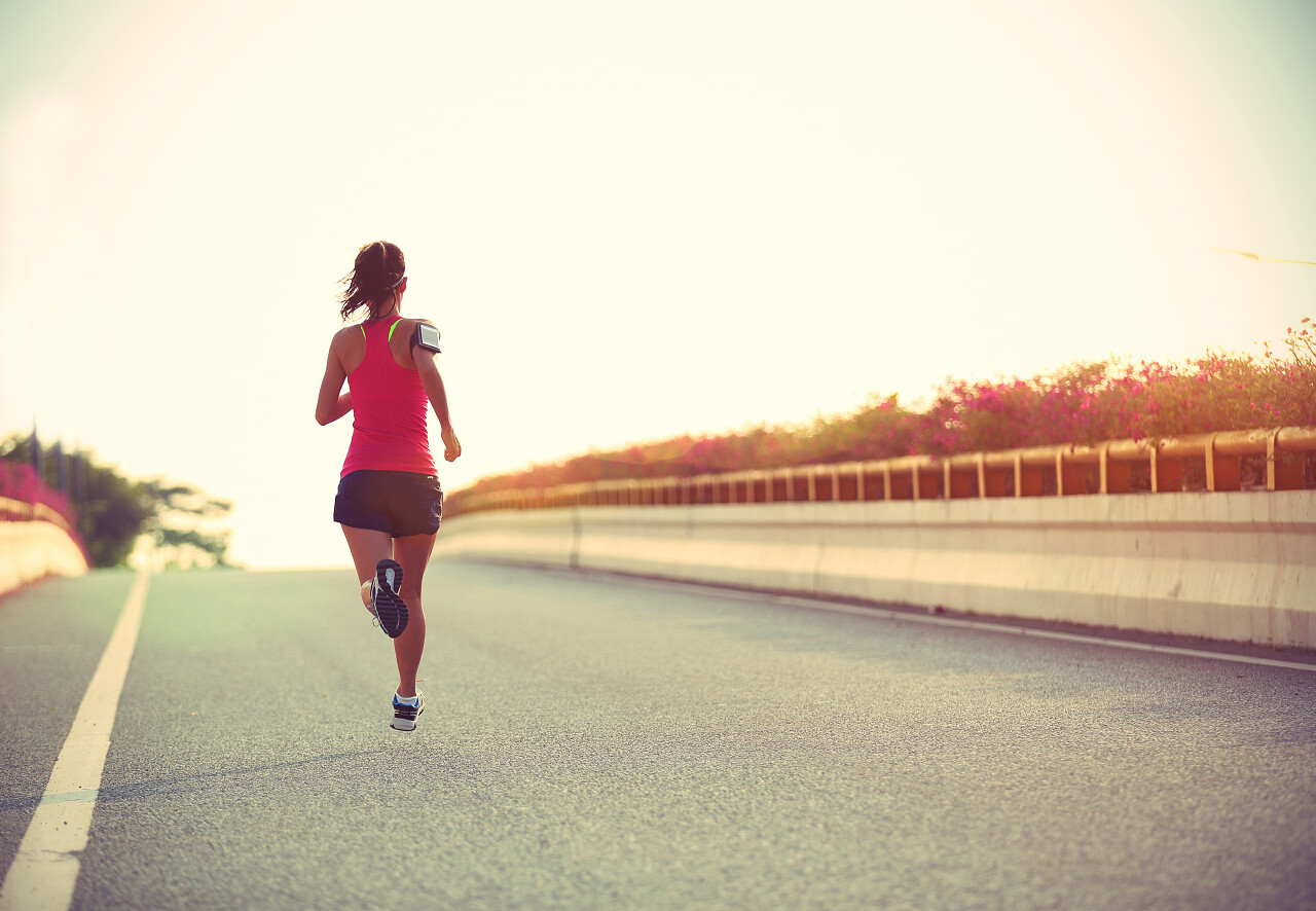 年轻女子城市桥梁道路上跑步健身克服困难运动健身户外跑步