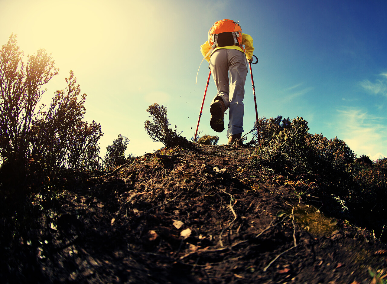 年轻女子徒步在美丽的山峰旅行励志努力坚持不懈克服困难