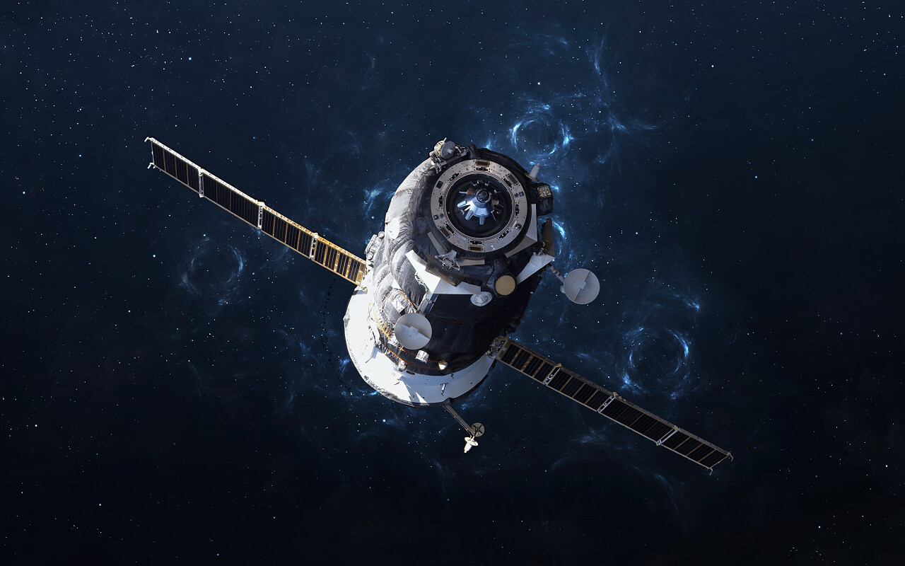 太空中飞行的宇宙飞船