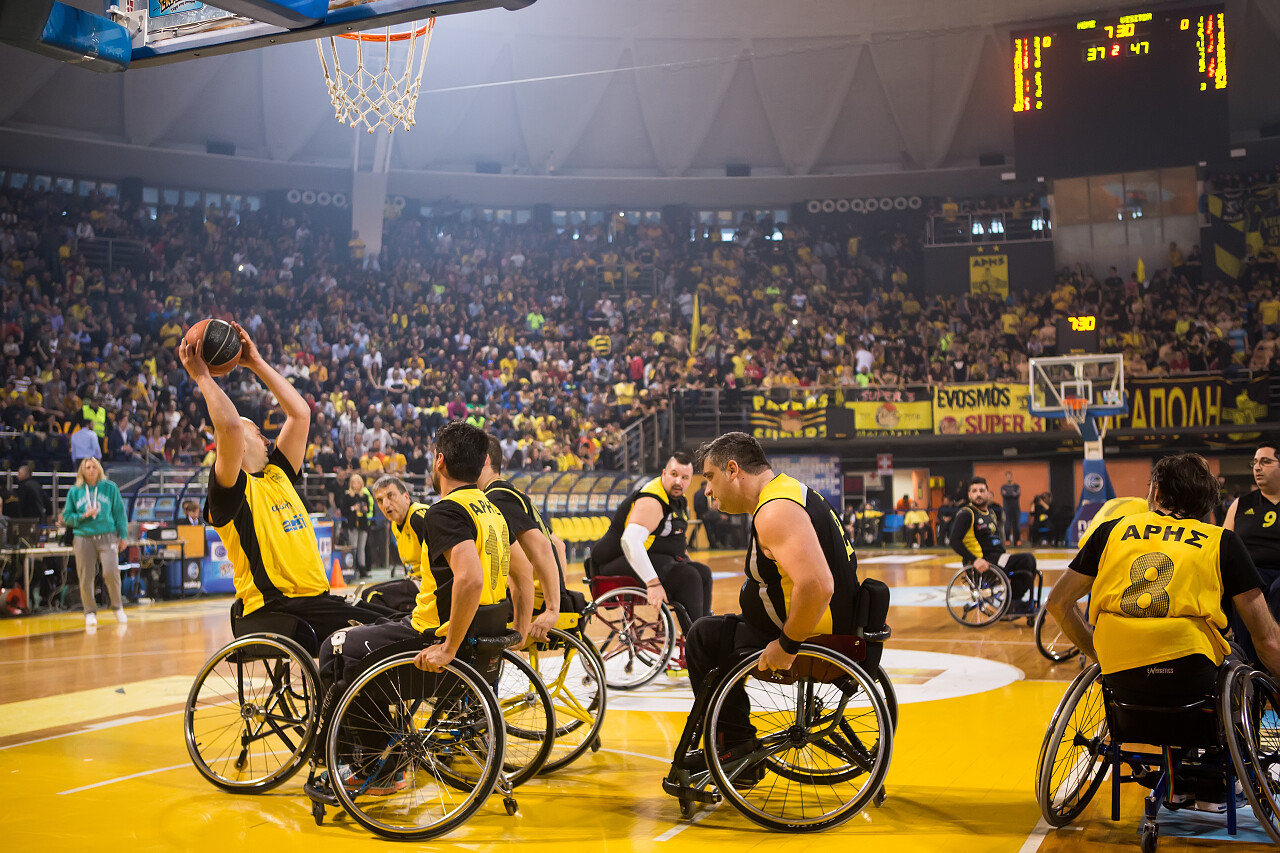 球队在尼克 · 加里斯球场打了一场轮椅篮球友谊比赛