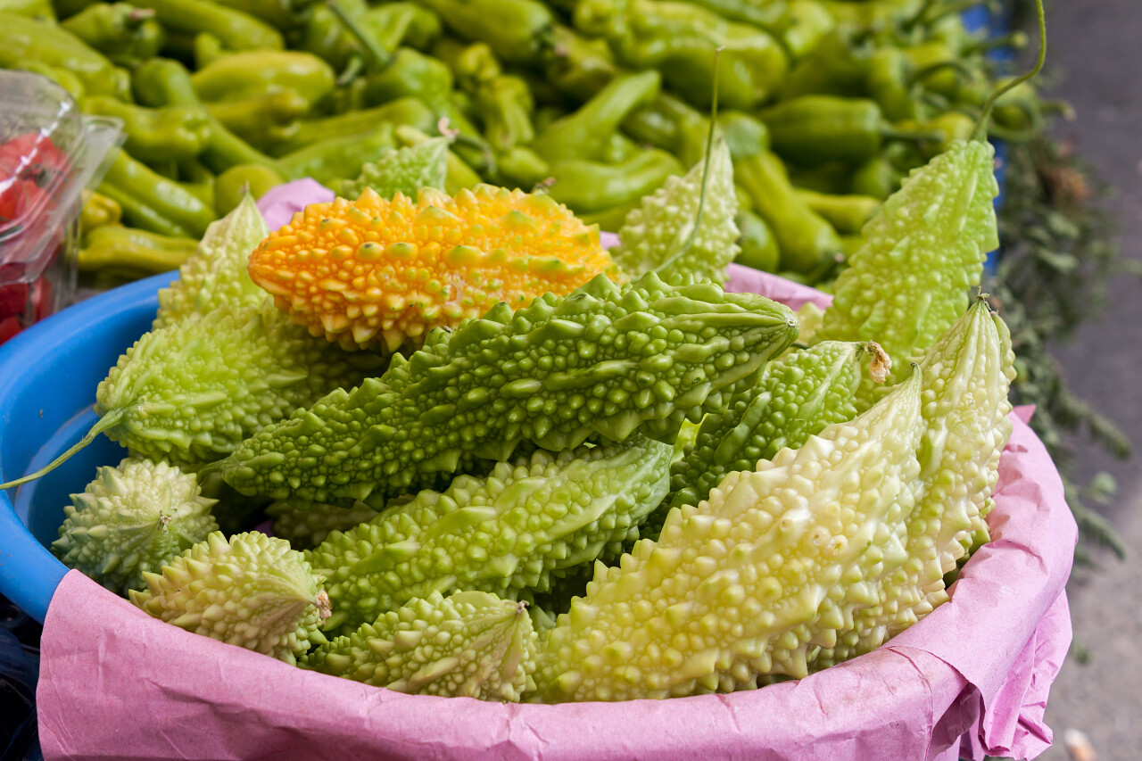 放在碗里出售的新鲜苦瓜