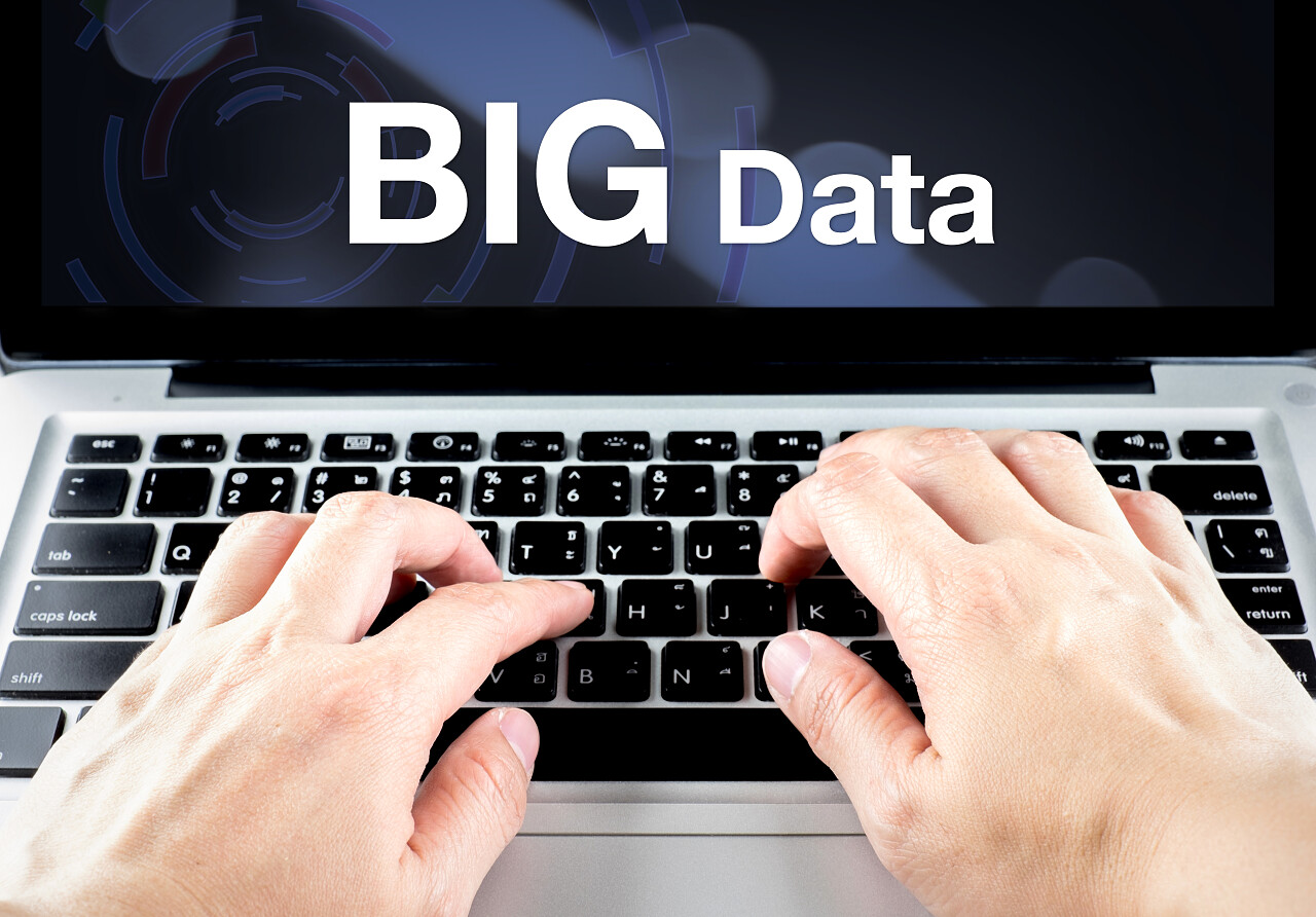 男子在笔记本电脑上的键盘打字工作