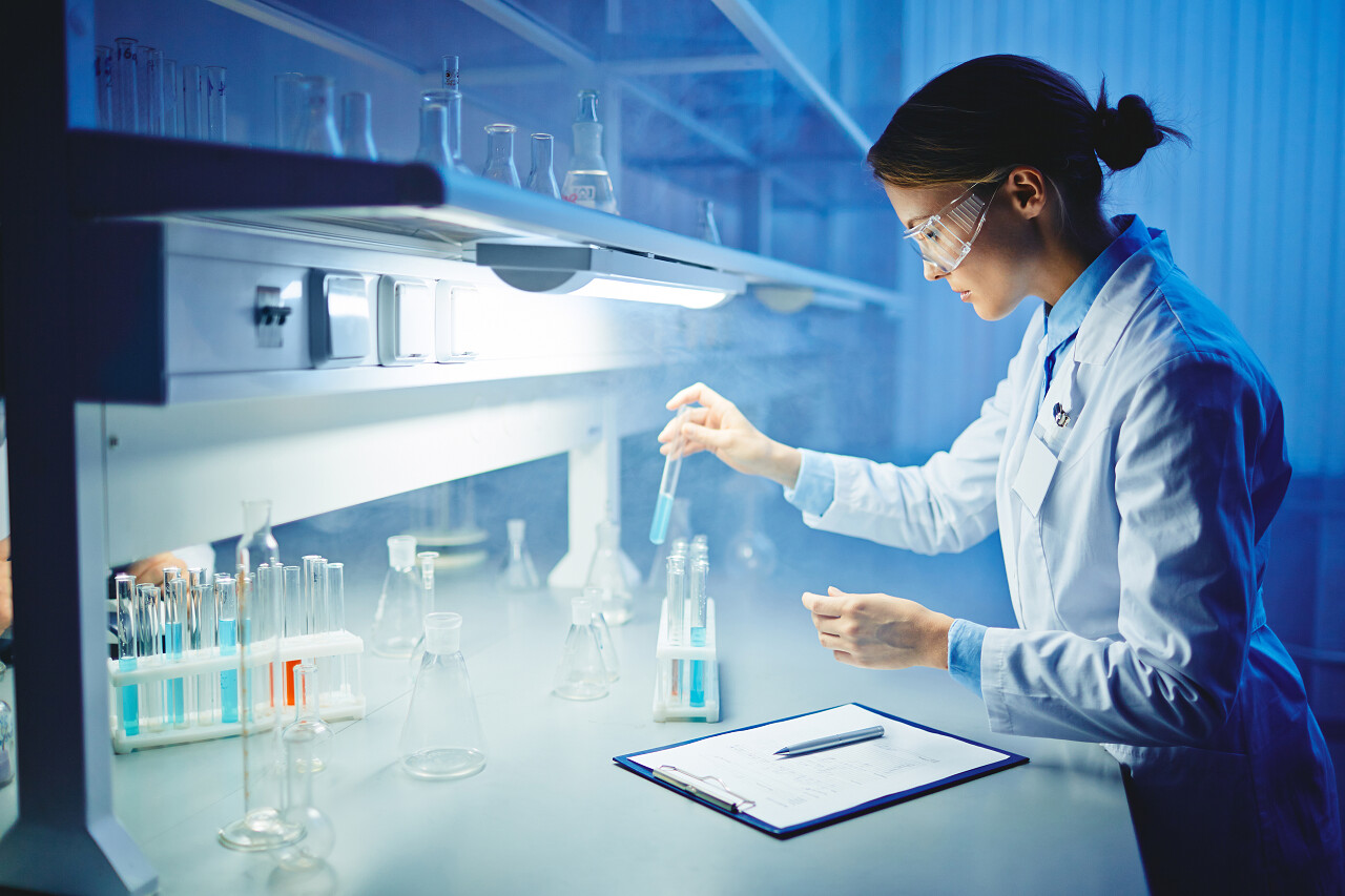 年轻临床医生在实验室处理液体