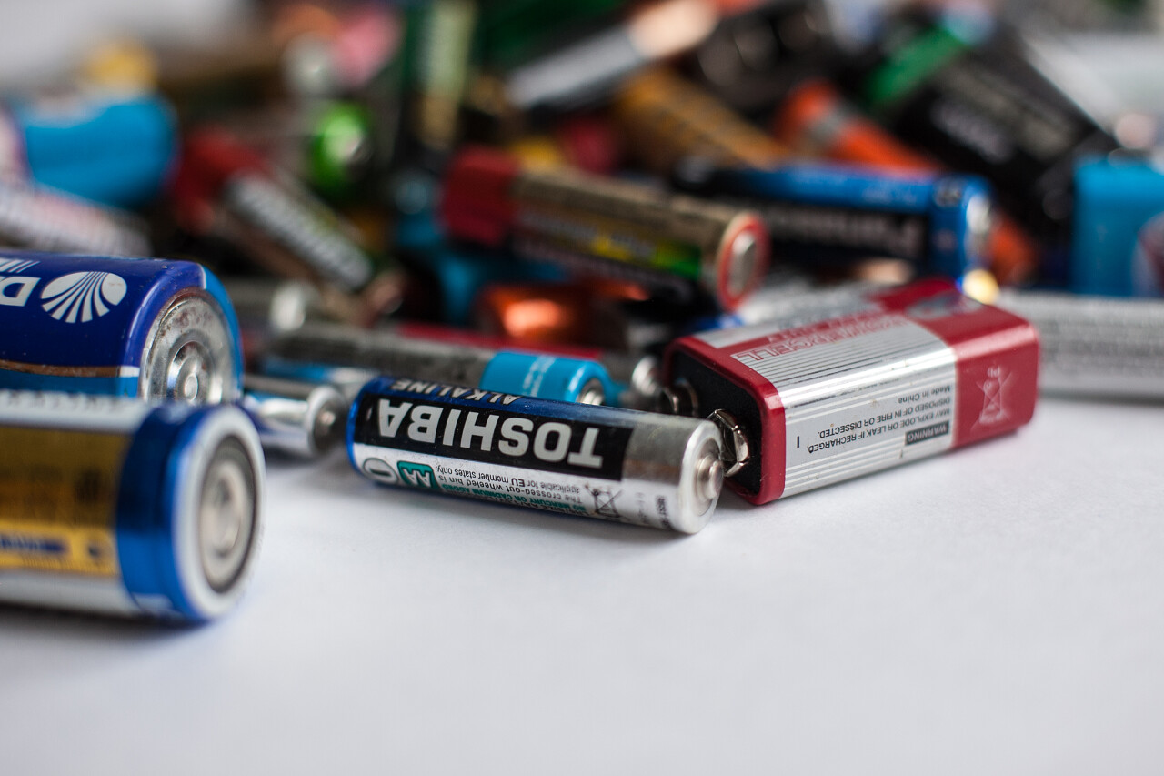 白色背景下废弃的旧电池