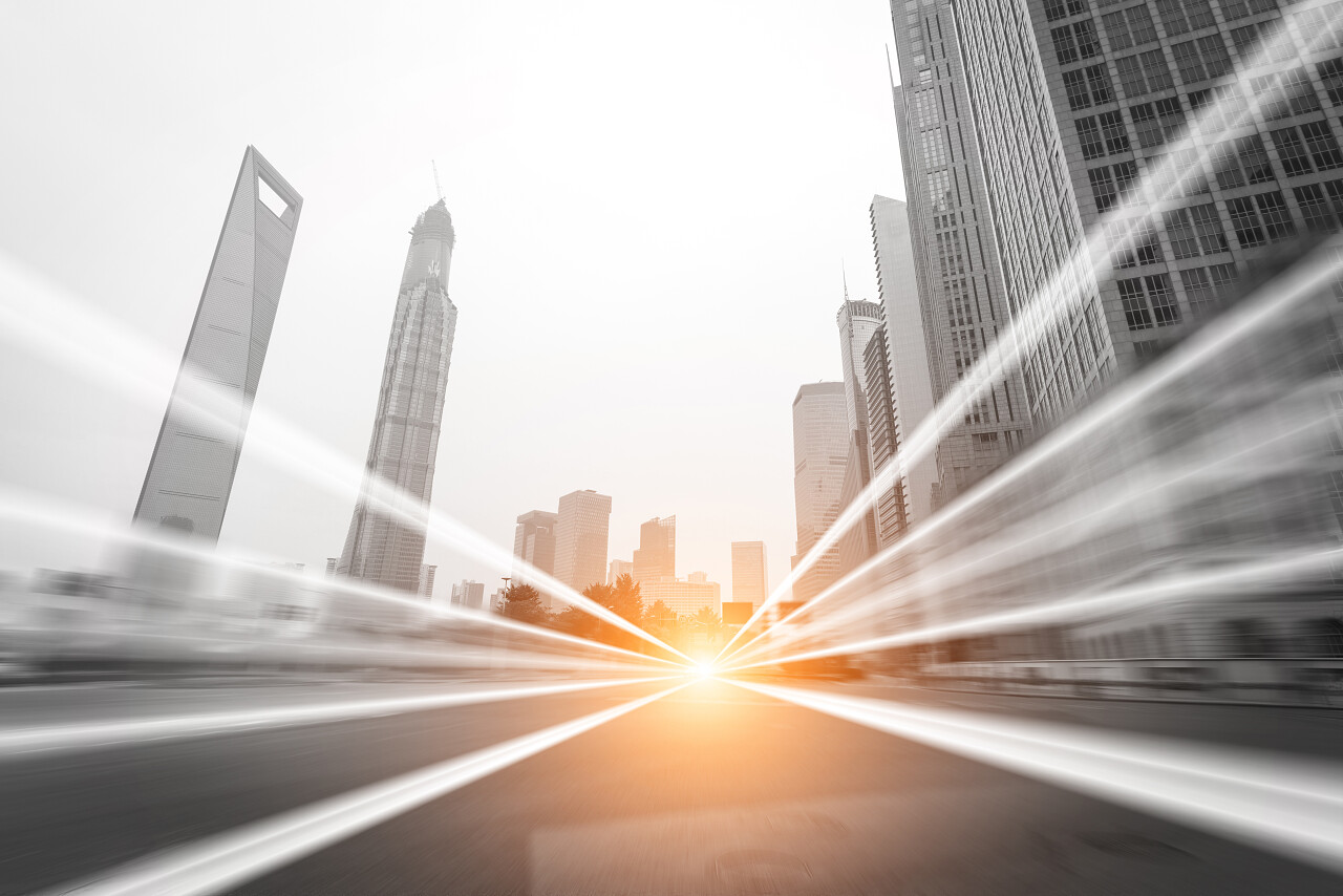 在夕阳的城市道路模糊背景