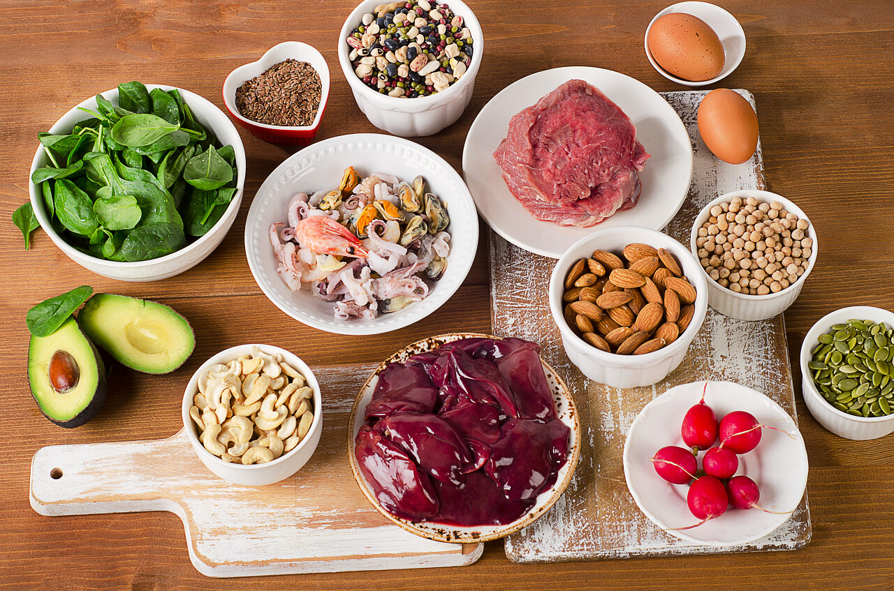 木桌上各种各样的新鲜食材