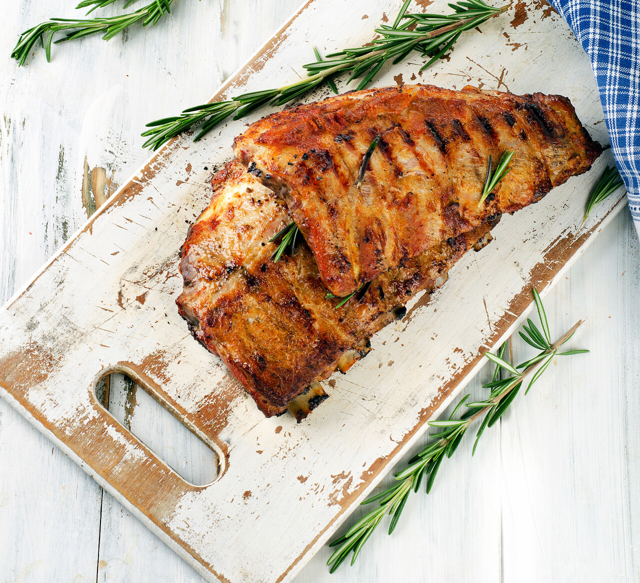 木砧板上的烧烤排骨