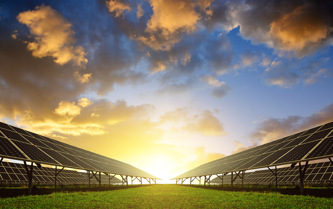 落日蓝天下的太阳能电池板