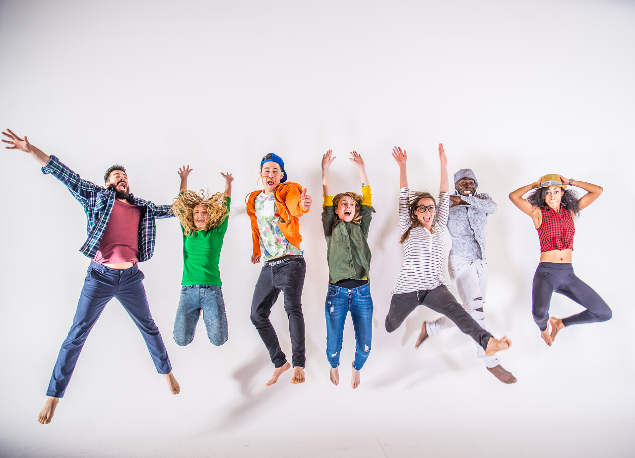 朋友白色背景上跳跃合影