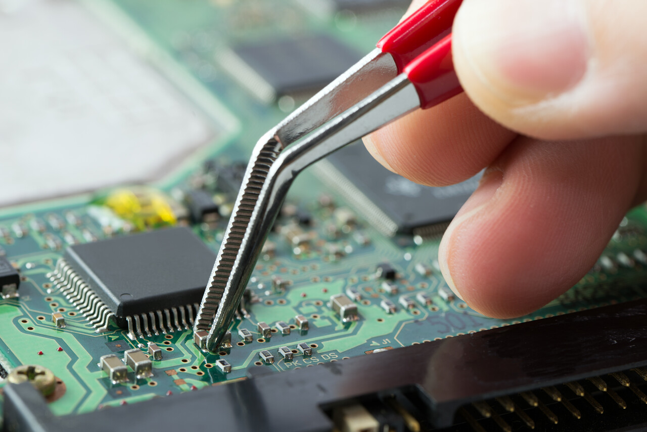 电子印刷电路板器件安装特写