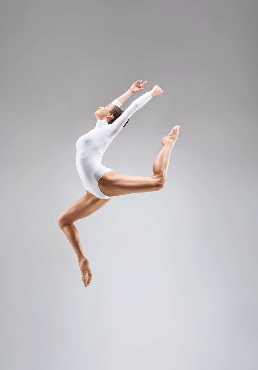 年轻的体操运动员运动的特写肖像