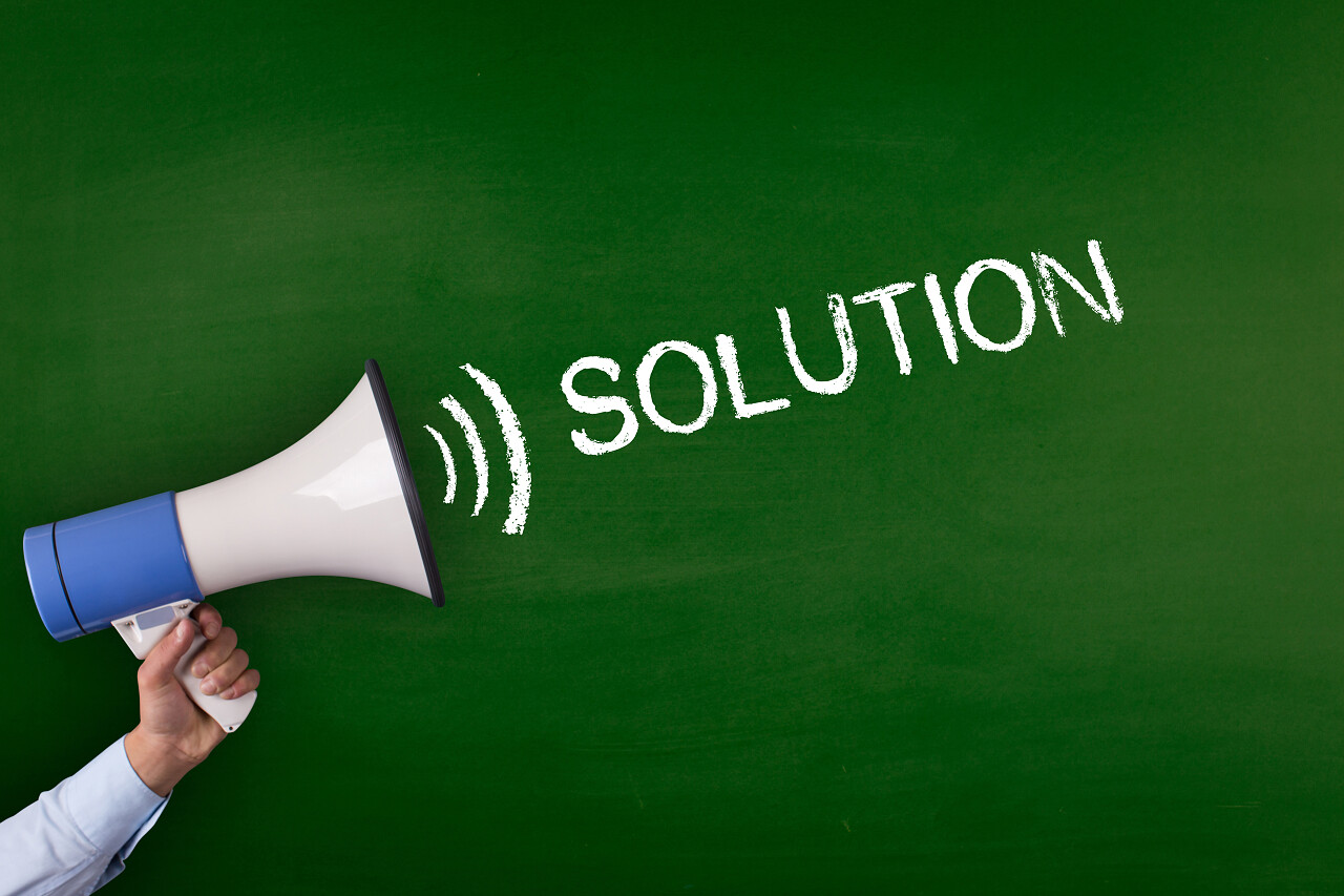 手拿着扩音器的方案公告