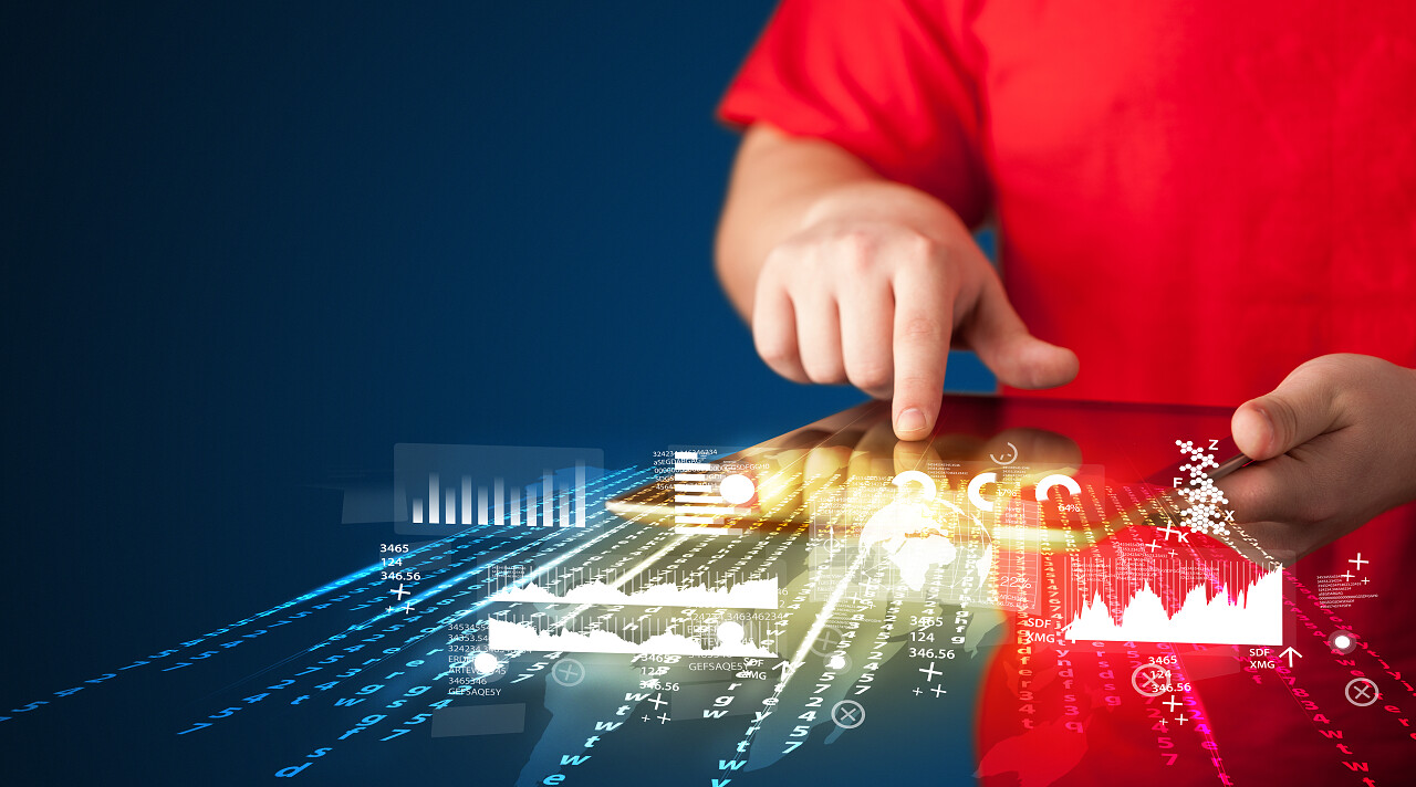 男子拿着手拿着平板电脑在查看业务市场图