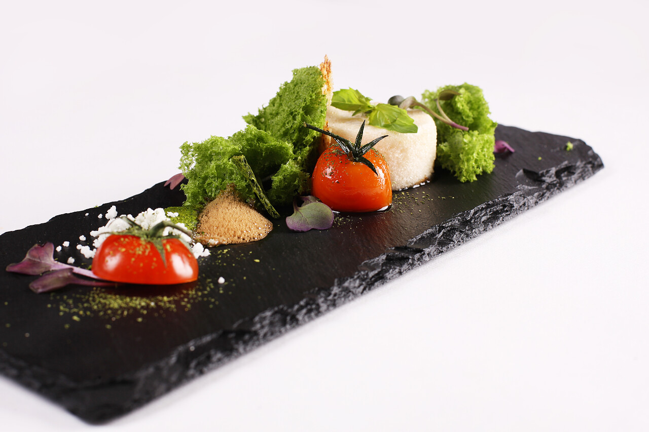 白色背景下的番茄青菜早餐