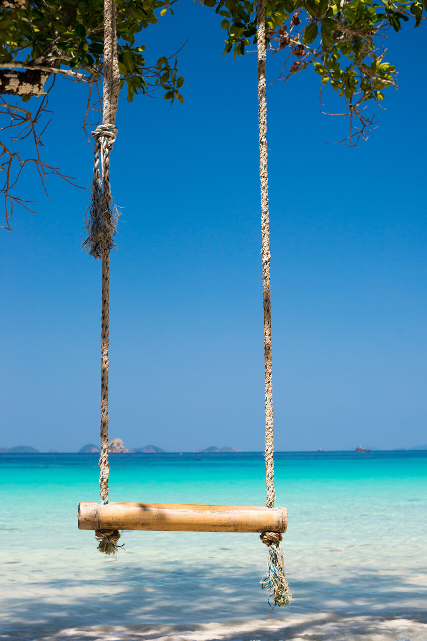 夏季沙滩上树上挂着摆动的竹秋千户外装备