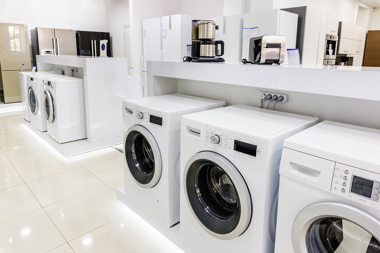 白色家电设备专卖区中的洗衣机烘干机