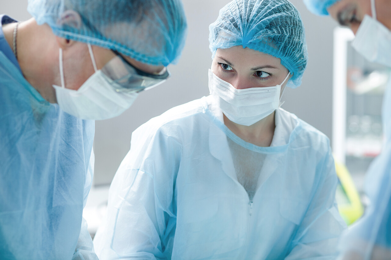 男性外科医生和女助手正在合作手术医护团队外科医生手术