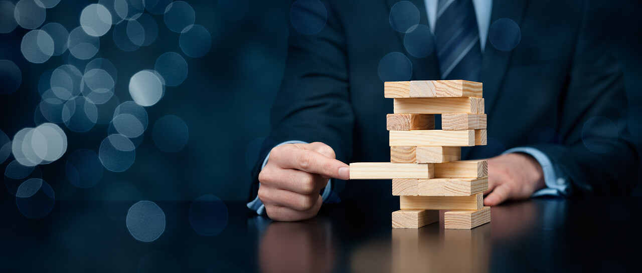 黑色背景下商人正在玩积木游戏