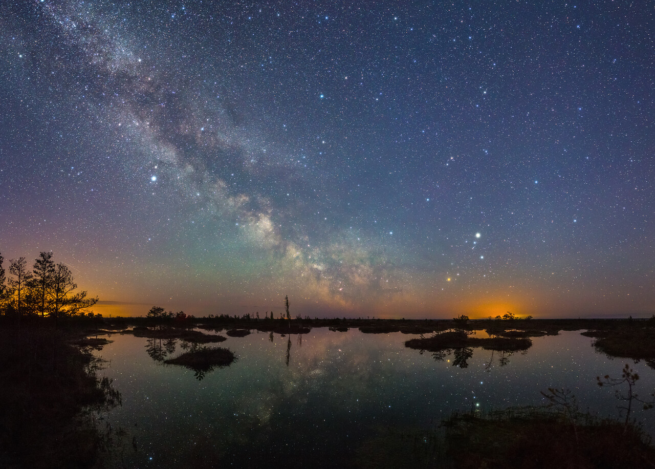 在沼泽上美丽繁星闪烁的夜晚星空