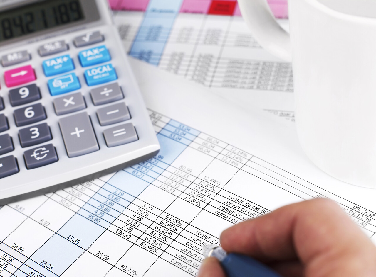 正在计算账单的人