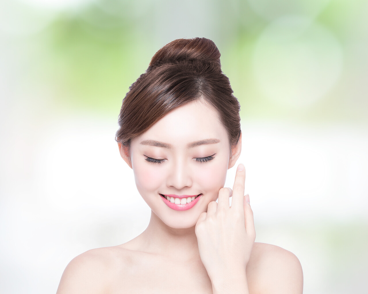 皮肤护理美丽的女人享受和放松放松