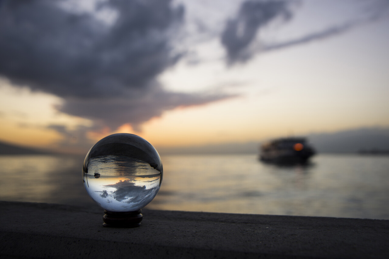 一颗水晶球在海边