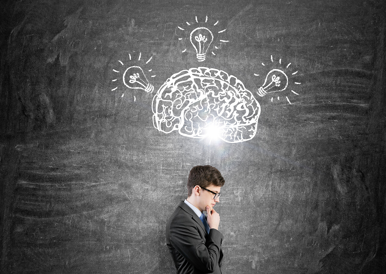 大脑和三个灯泡画在黑色黑板上思维思维提高记忆力思考