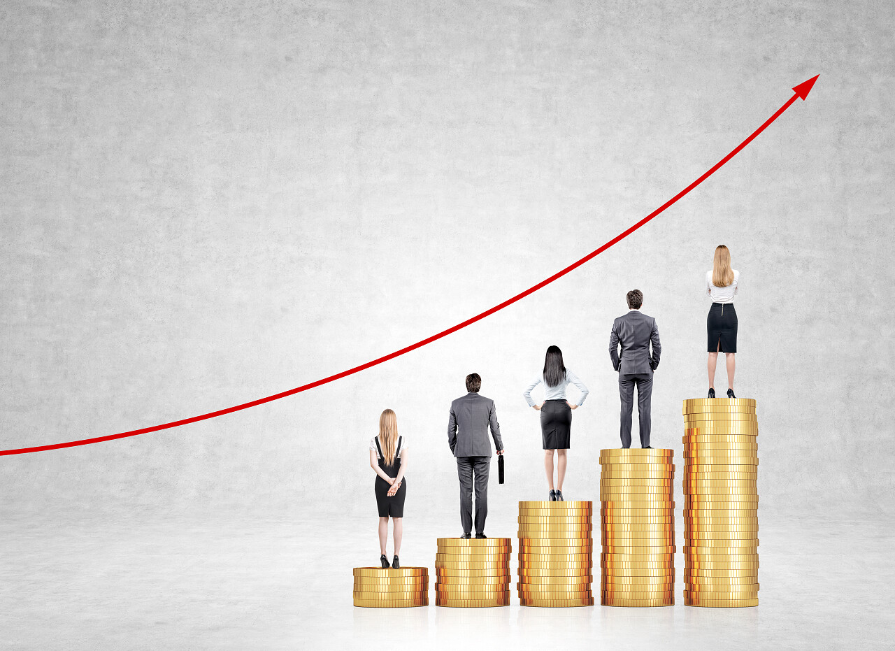 商人和女商人站在硬币的台阶上