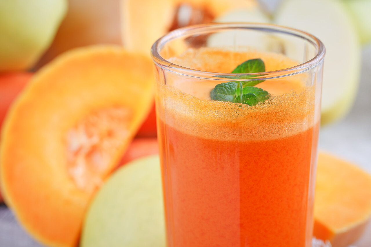 鲜榨果汁和蔬菜在木制的桌子上