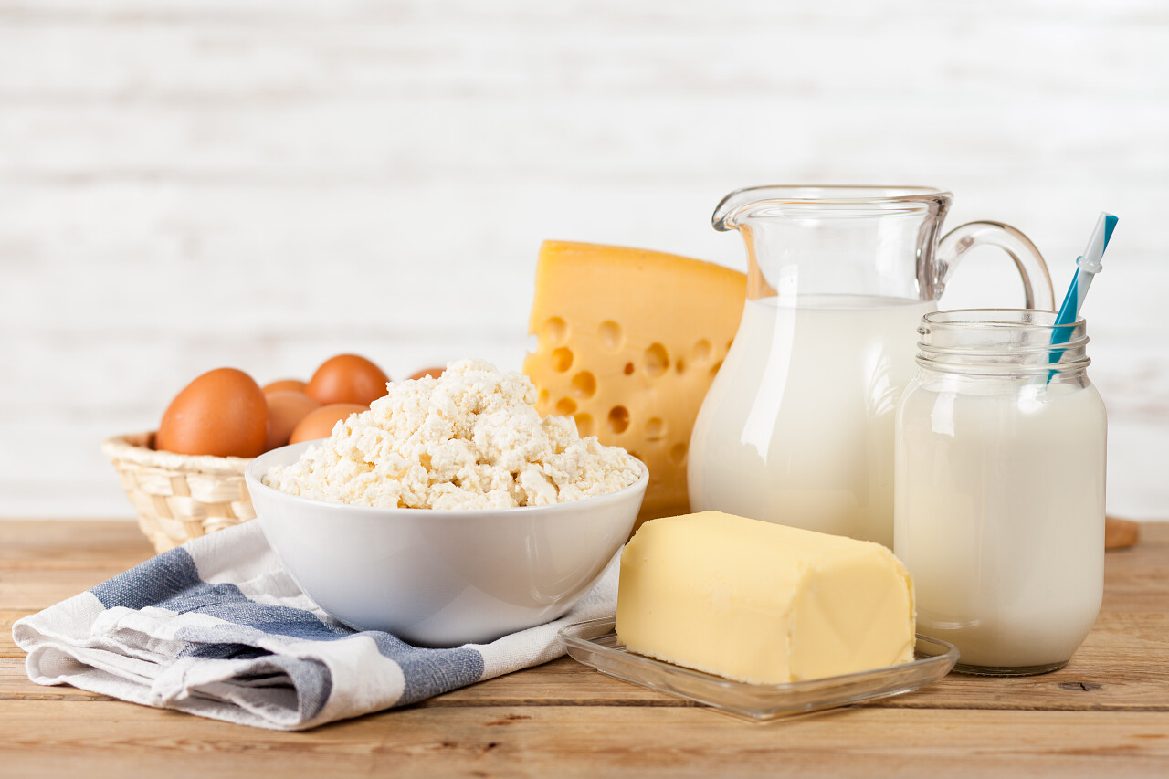 在一张木桌上的牛奶和奶制品产品