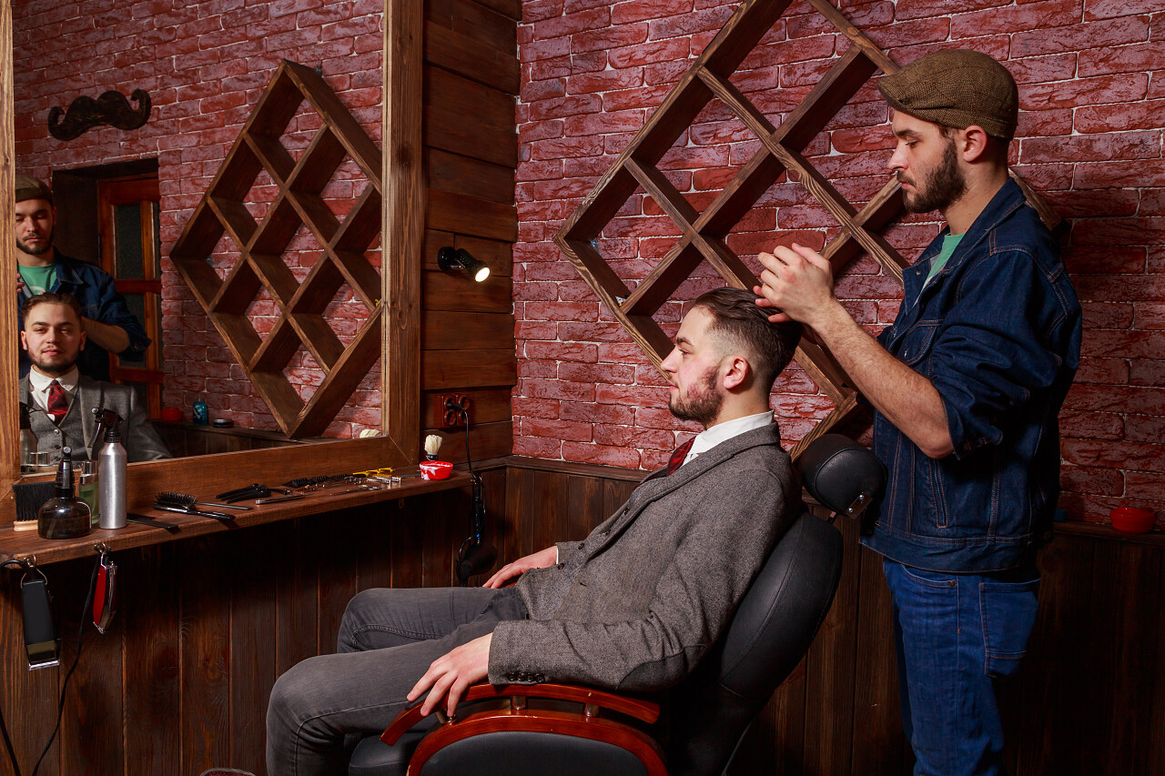 理发店的理发师正在给客人理发