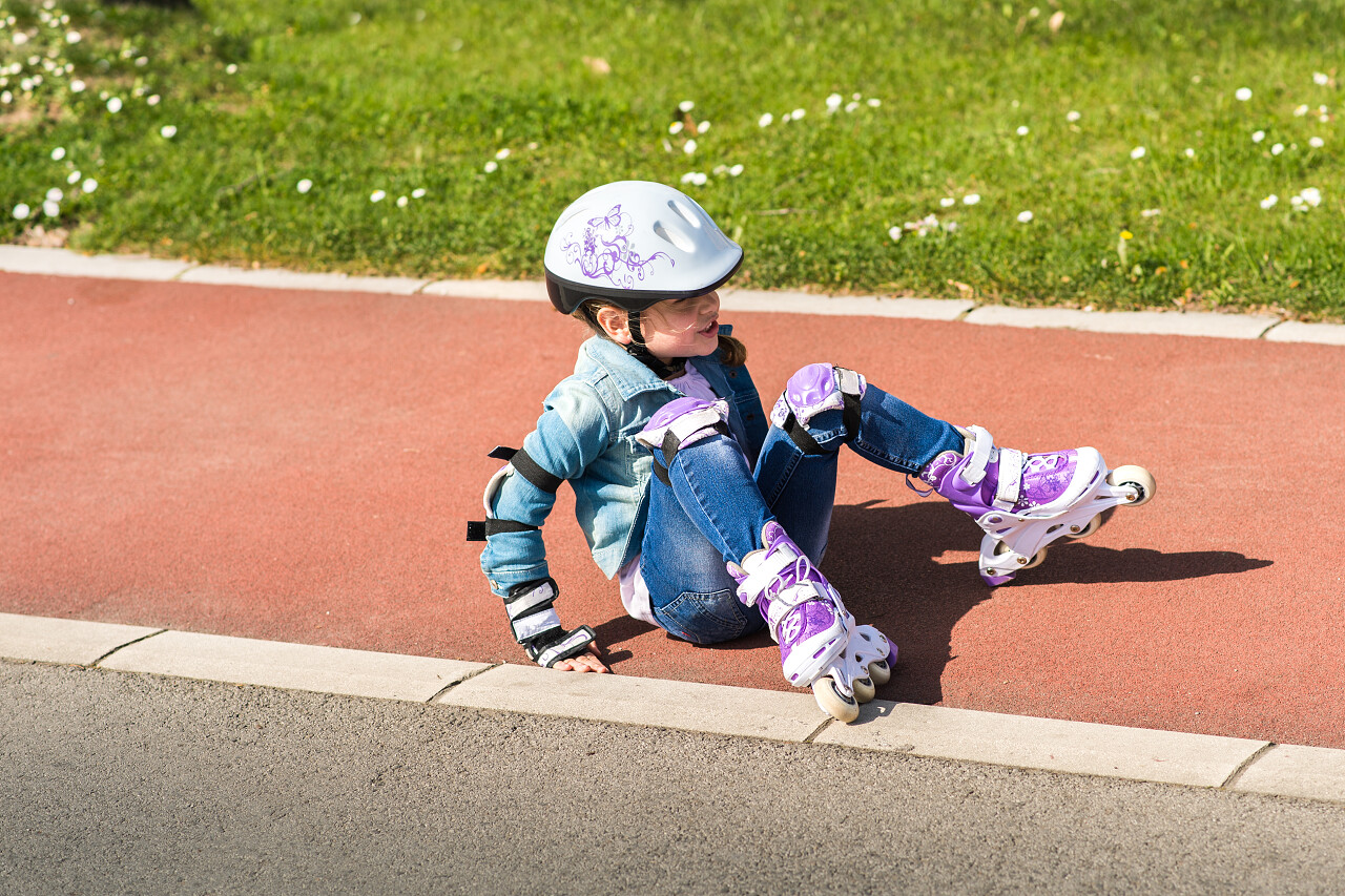 练习轮滑的女孩