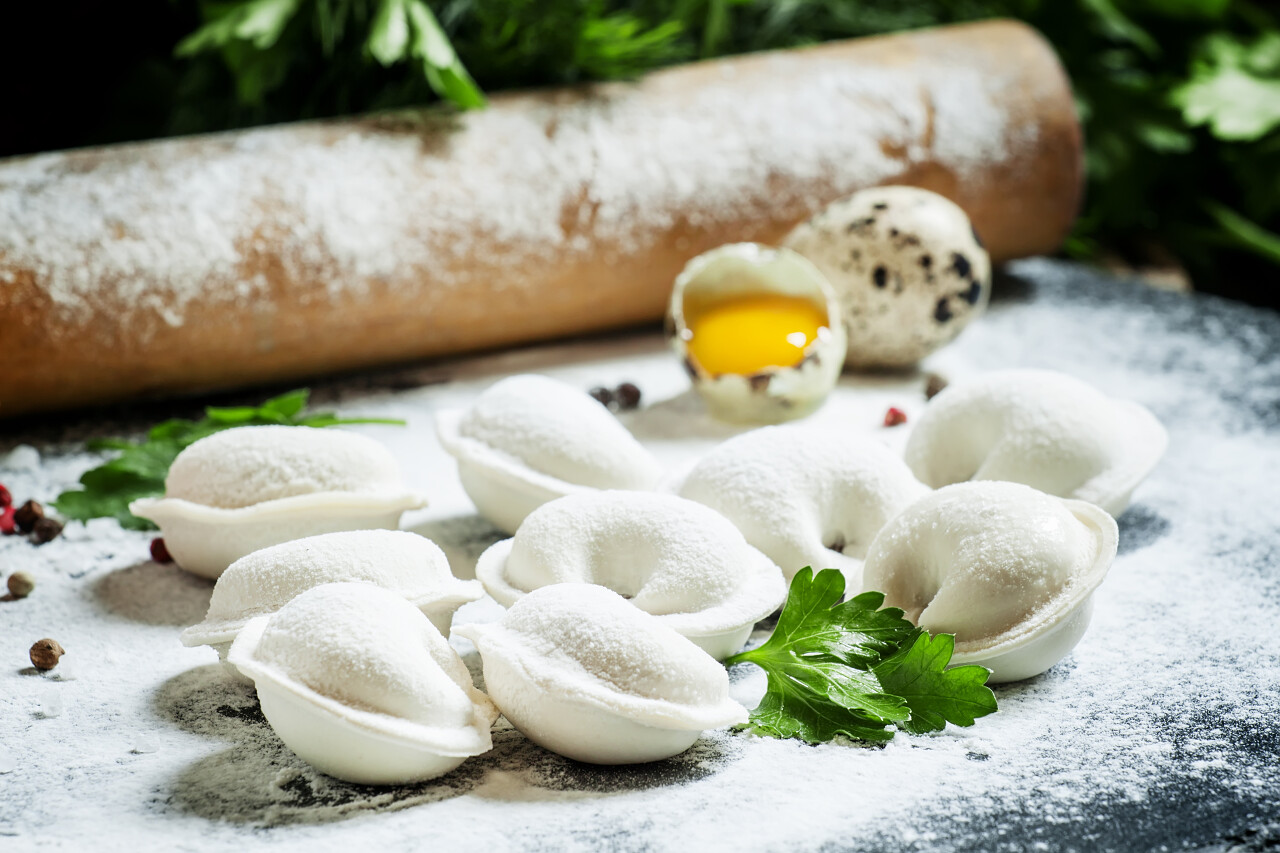 桌子摆着包好的饺子