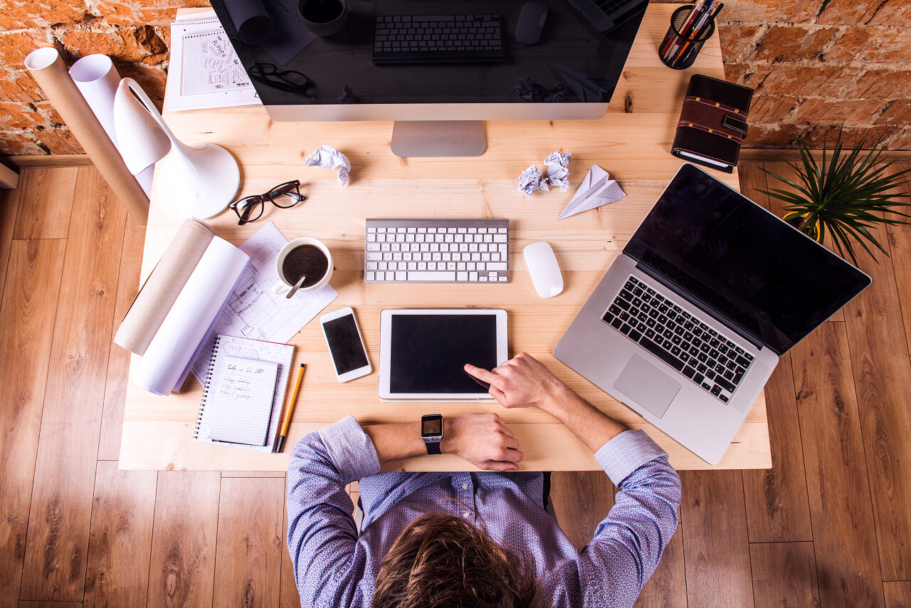 商人在平板电脑上工作