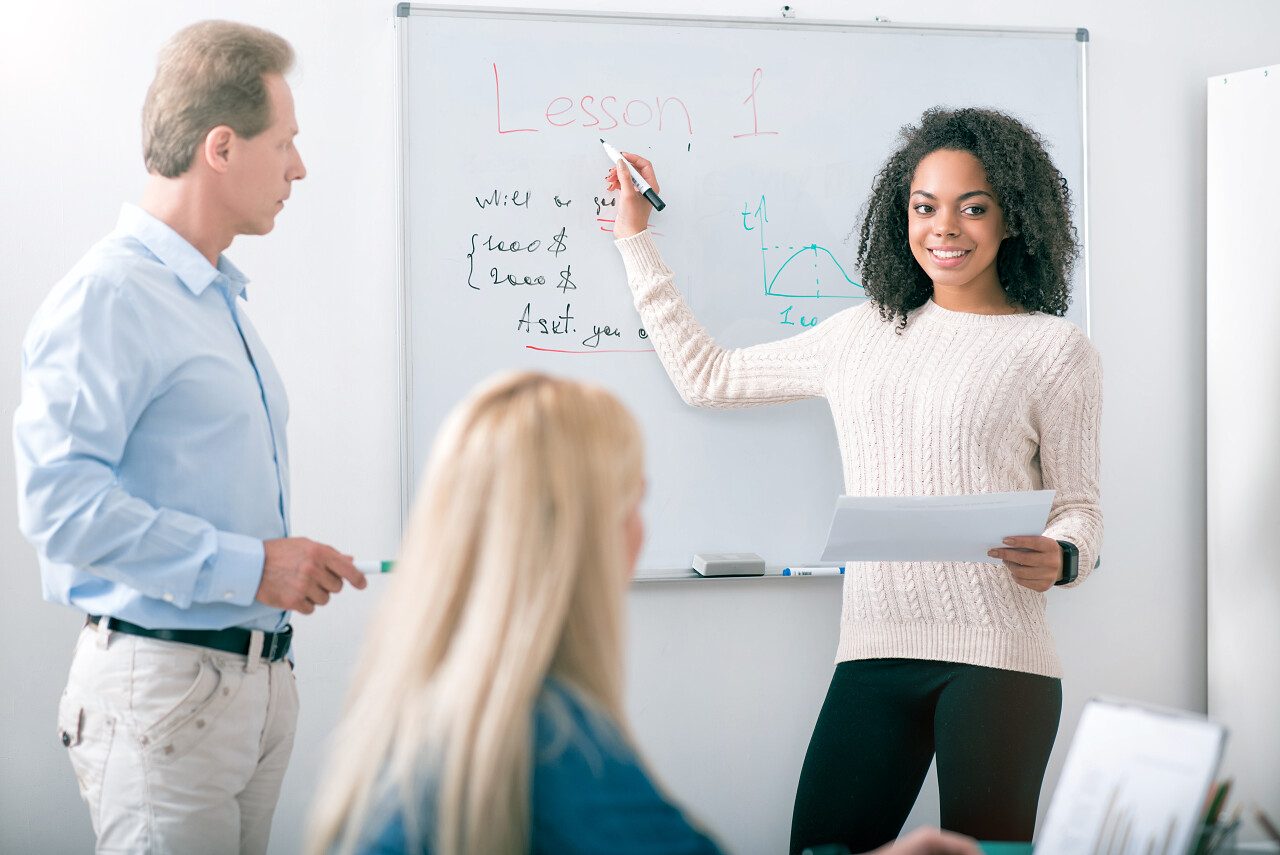 学生站在黑板旁边讲解题目