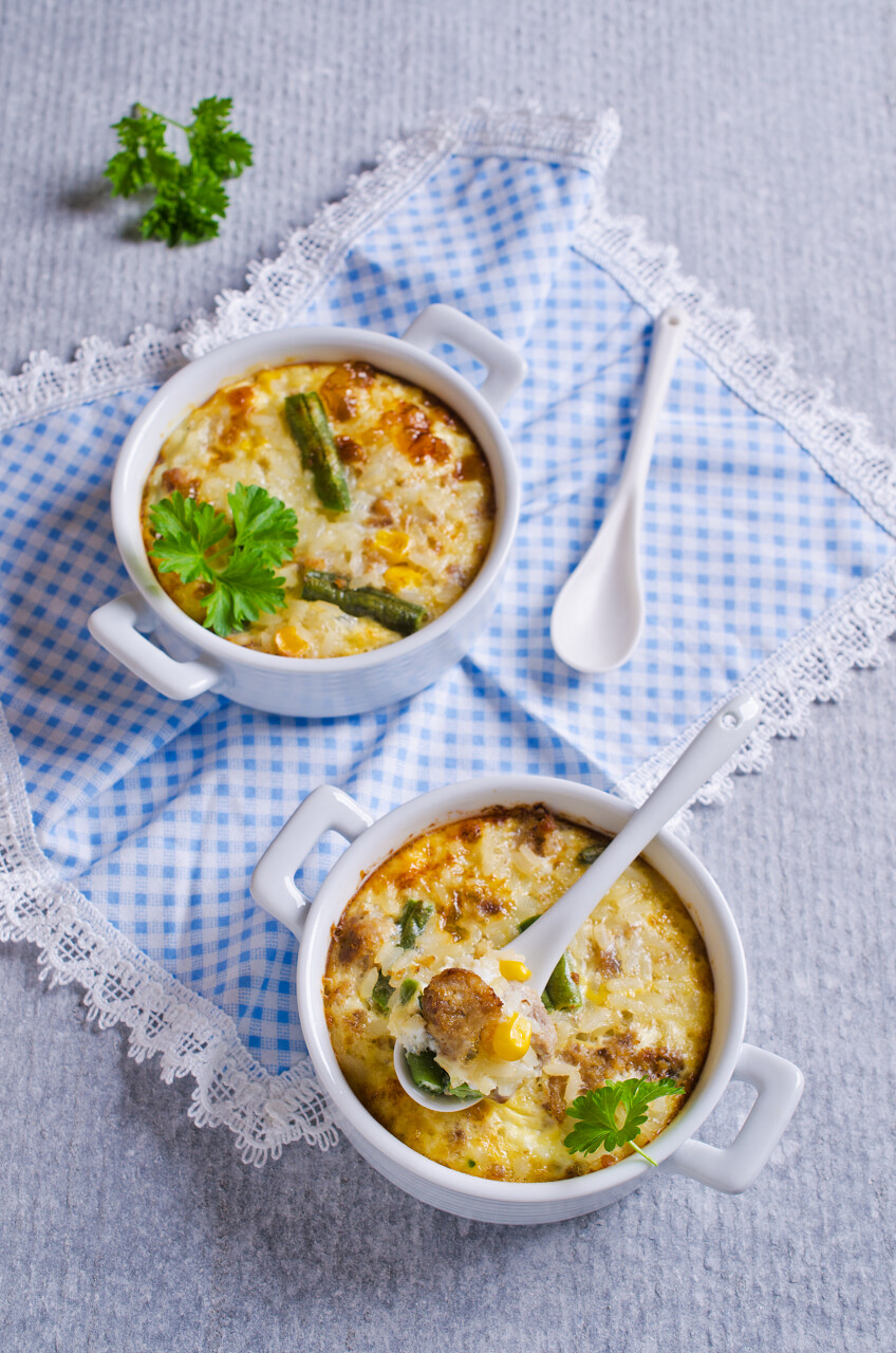 砂锅米饭 蔬菜和肉末