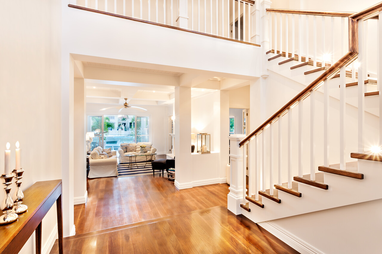 有两个燃烧火焰蜡烛在一个豪华的房子里