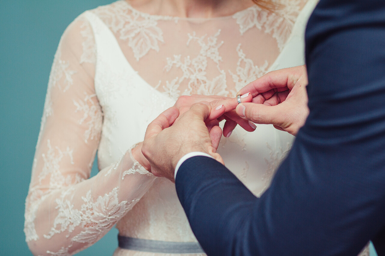 新婚夫妇交换戒指