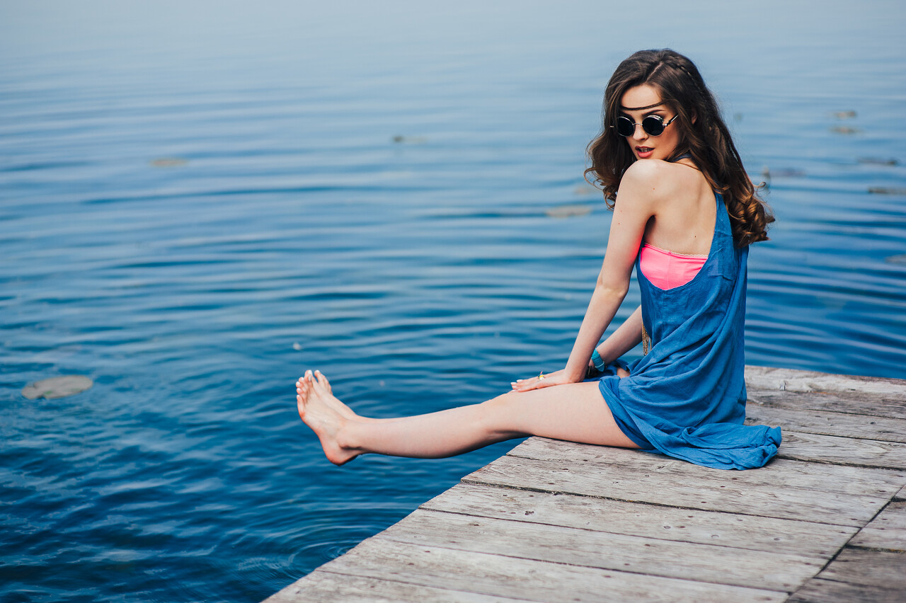 湖边码头上嬉笑的黑发女孩