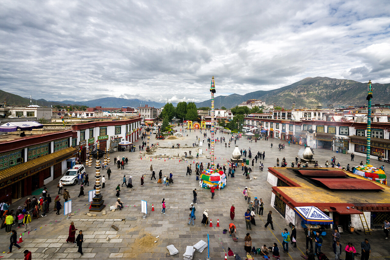 在西藏拉萨大昭寺附近的八廓街广场挤满了人西藏旅游风景图