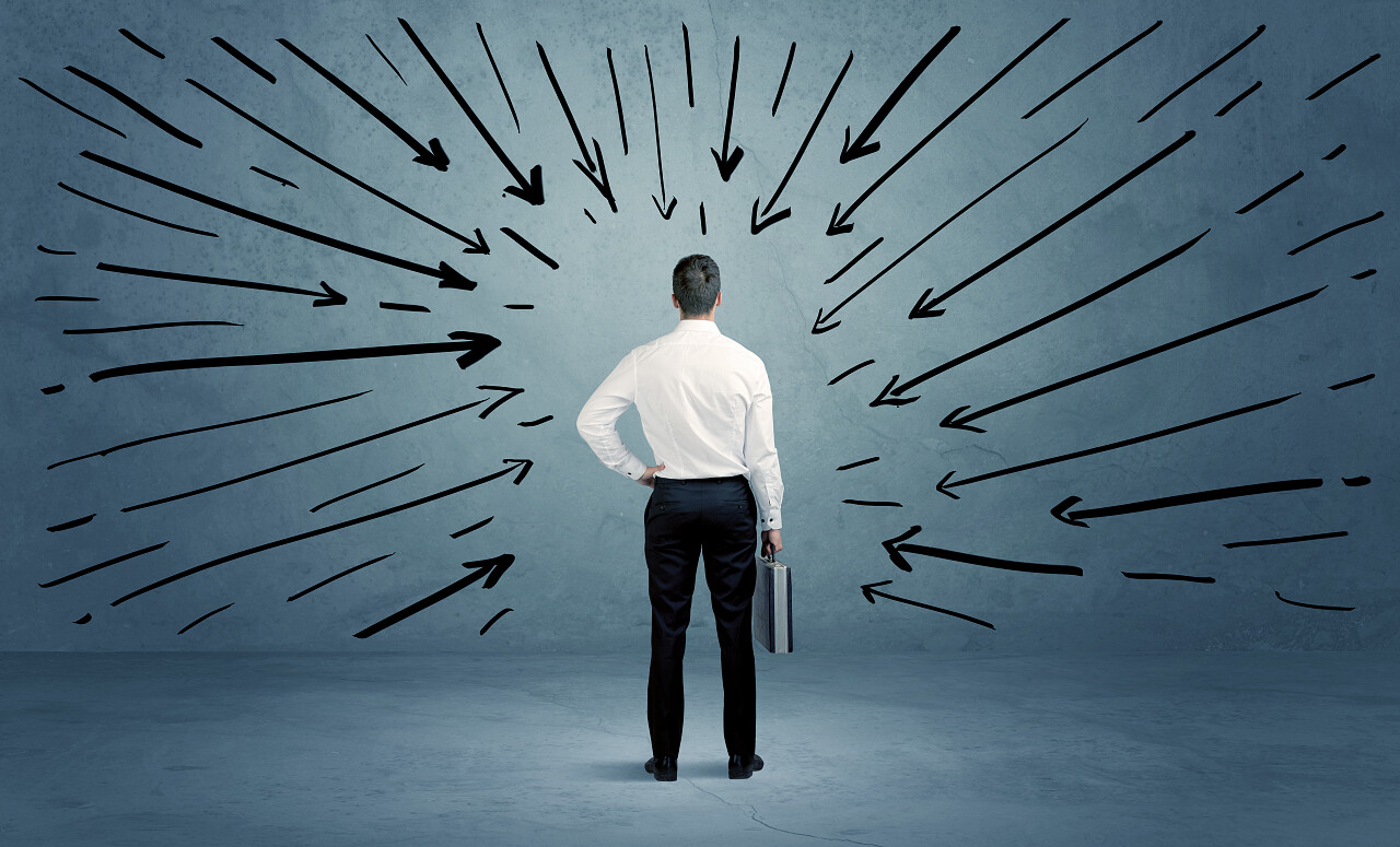 商人在湛蓝的城市空间承受压力后做出糟糕的决定