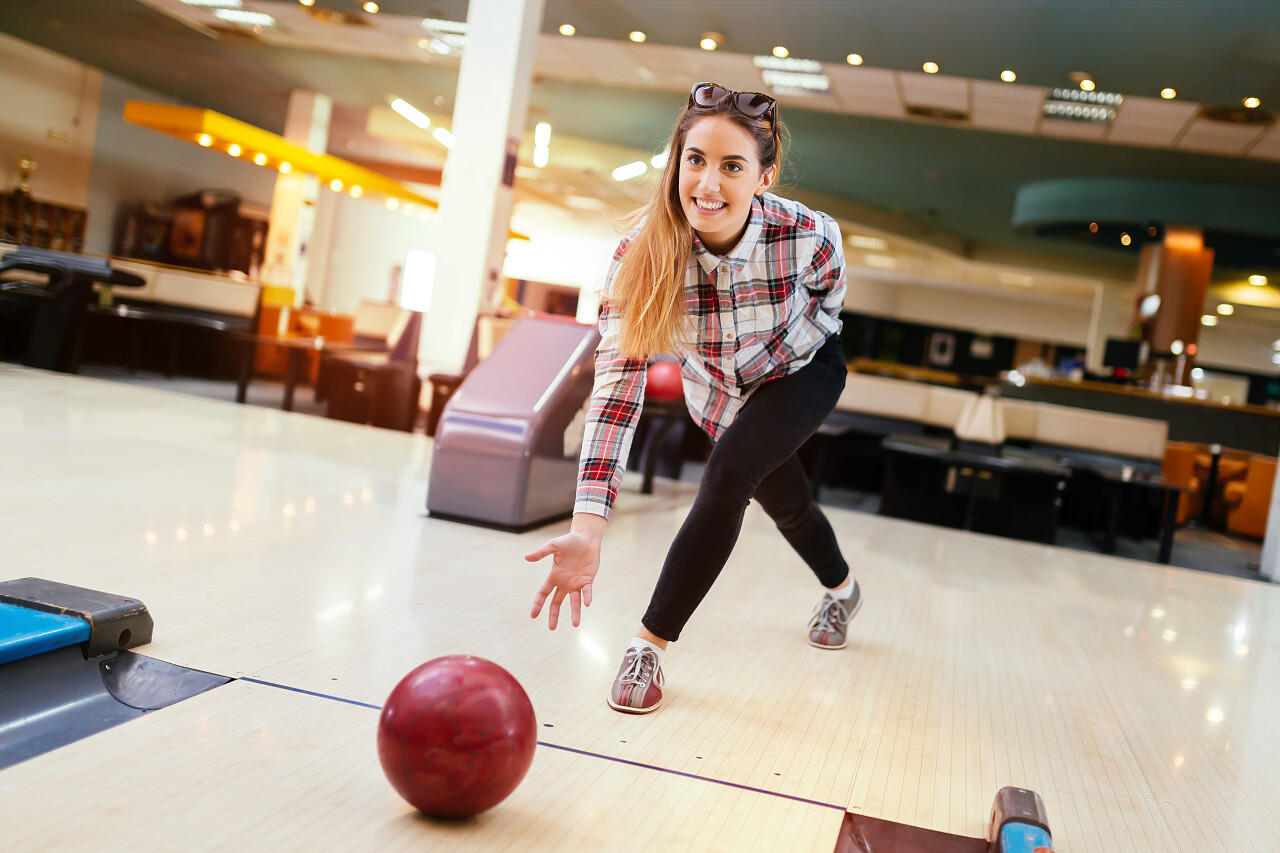 美丽的女人在打保龄球