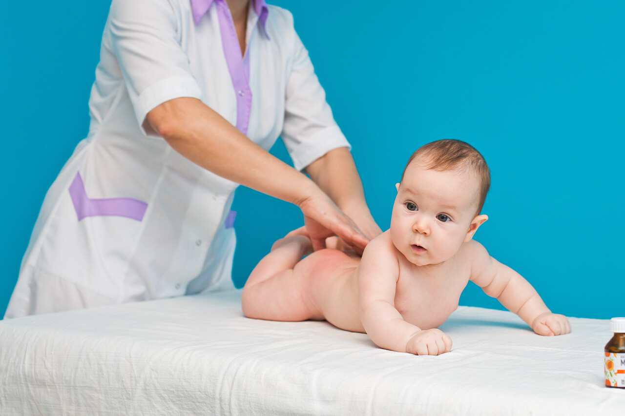 孩子们放松按摩从专业的按摩师放松放松解压月嫂