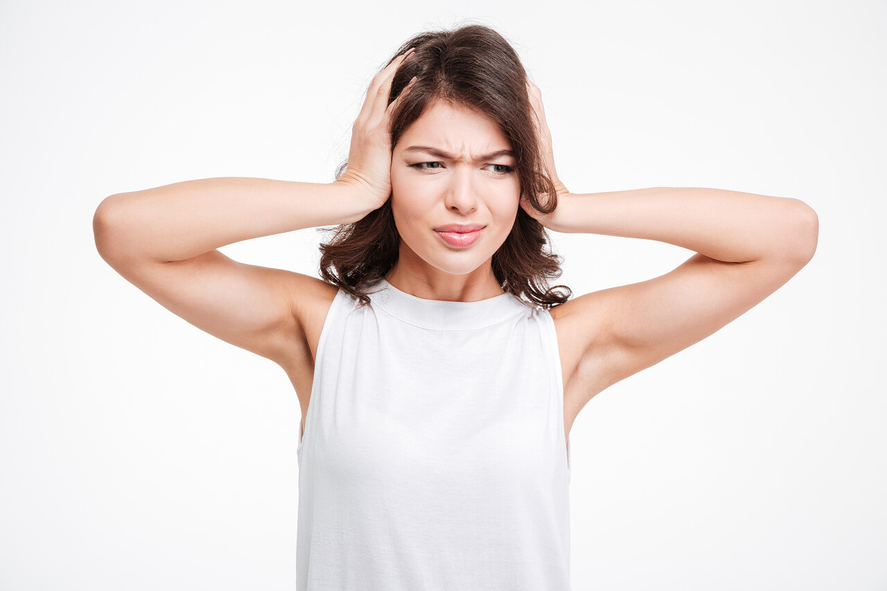 年轻女子捂着耳朵焦虑紧张害怕烦躁恼火烦躁