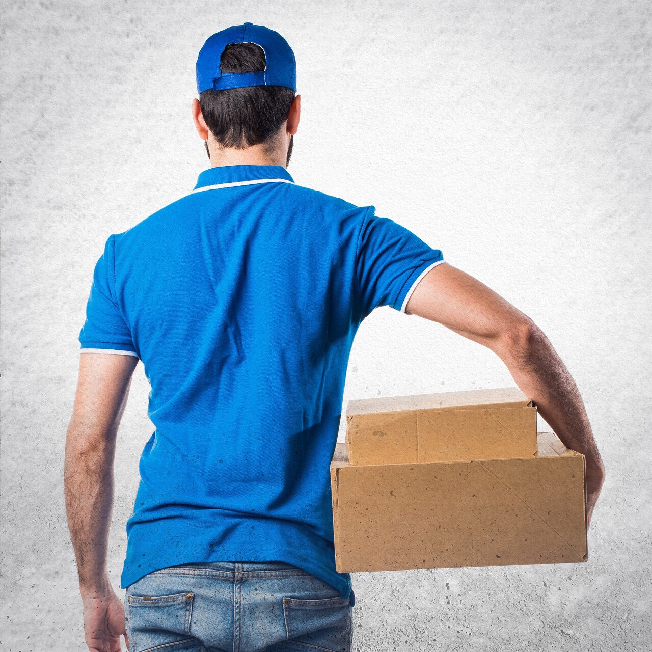 白色背景上穿着蓝衣服的快递员的背影货物物流人员