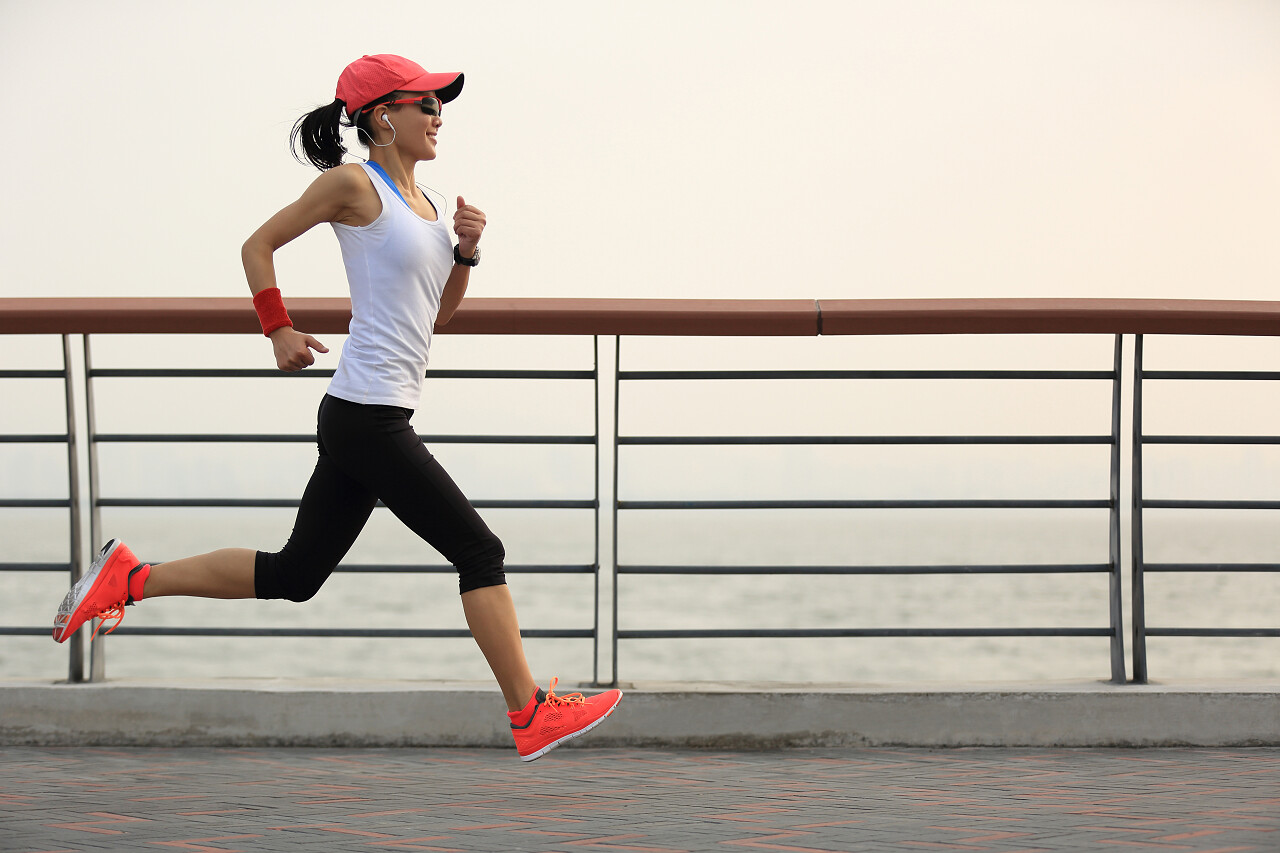 在海边跑步的女子放松运动运动健身户外跑步