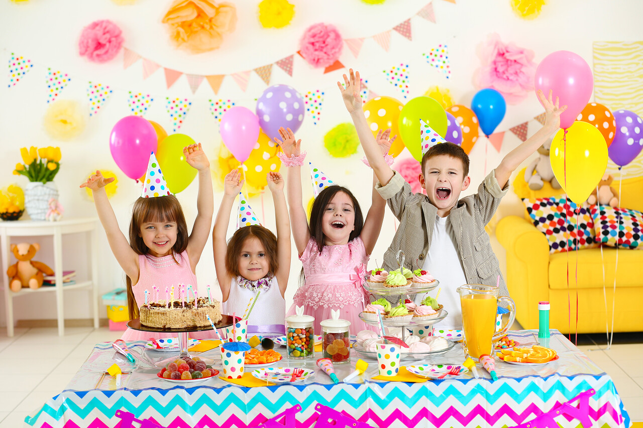 一群快乐的孩子正在生日聚会